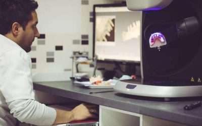 Zahntechnik-Muenchen-Techniker-analysiert-Gebiss